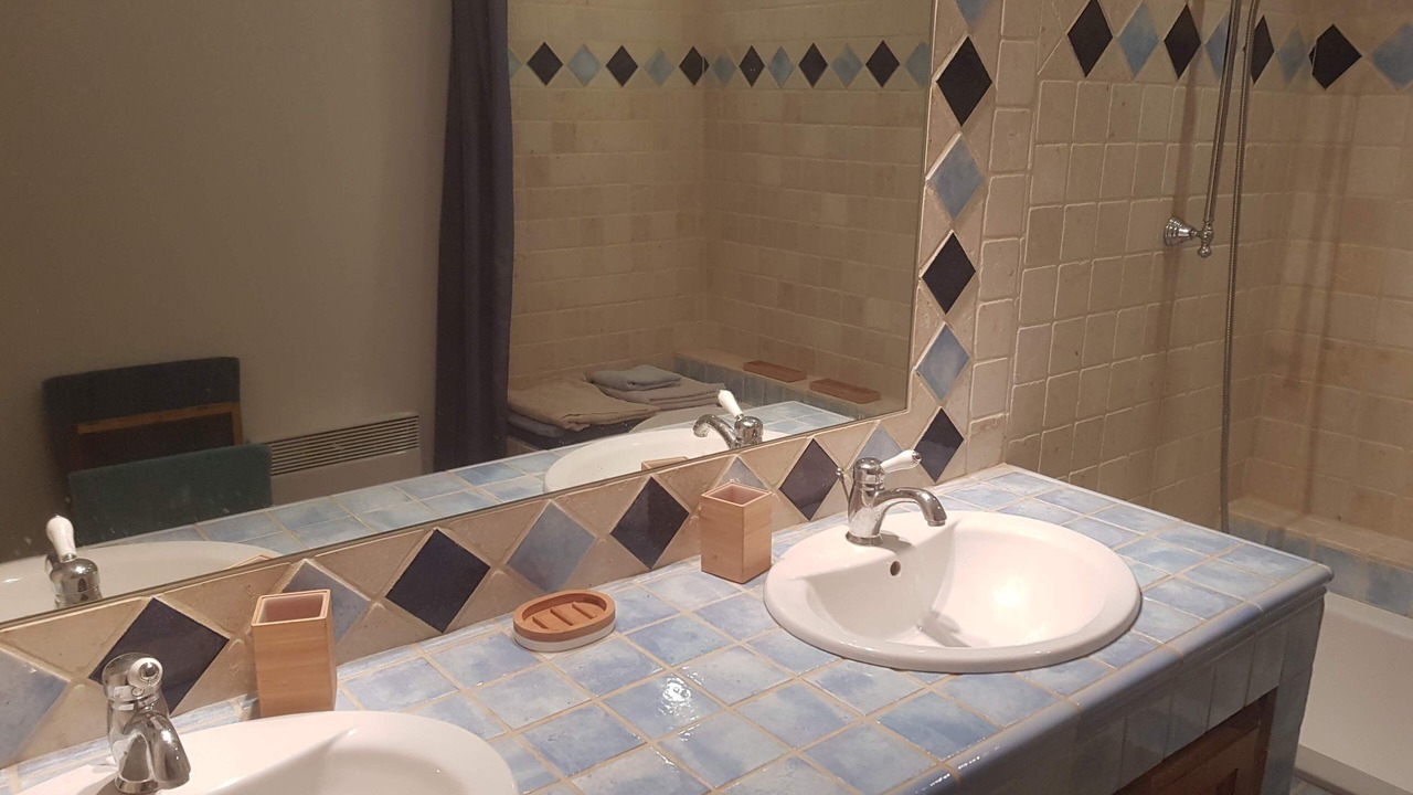 Photo of Bathroom in Ongles
