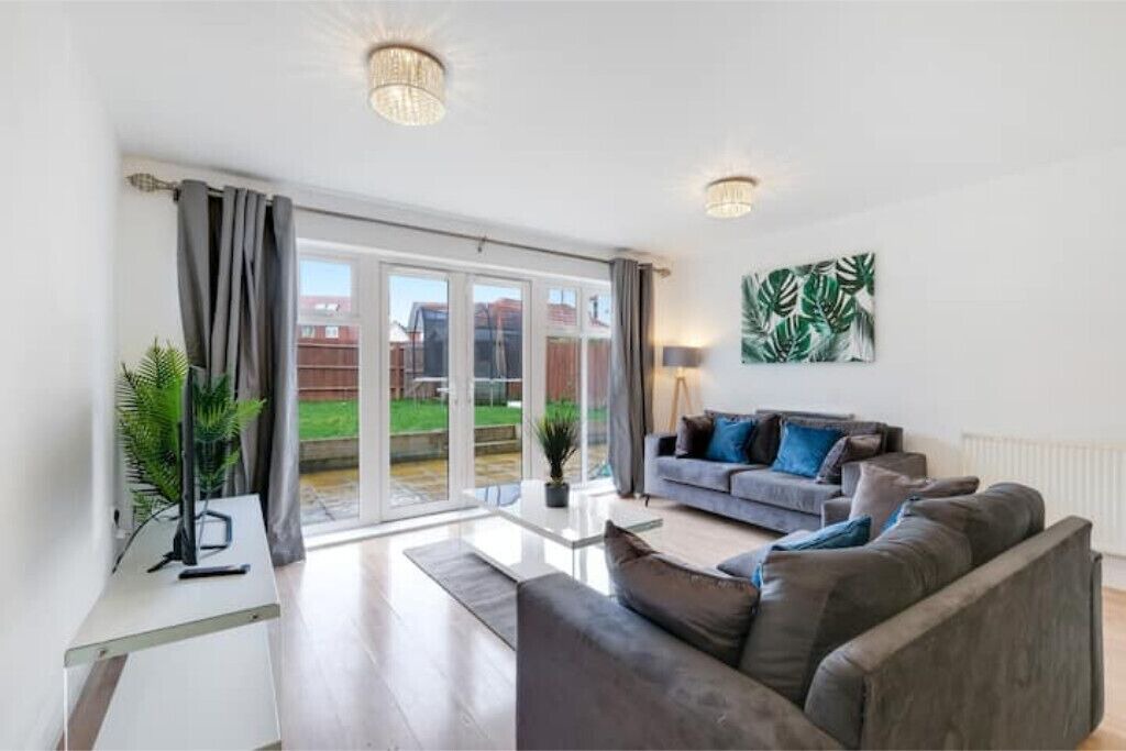 Photo of Livingroom in Leavesden