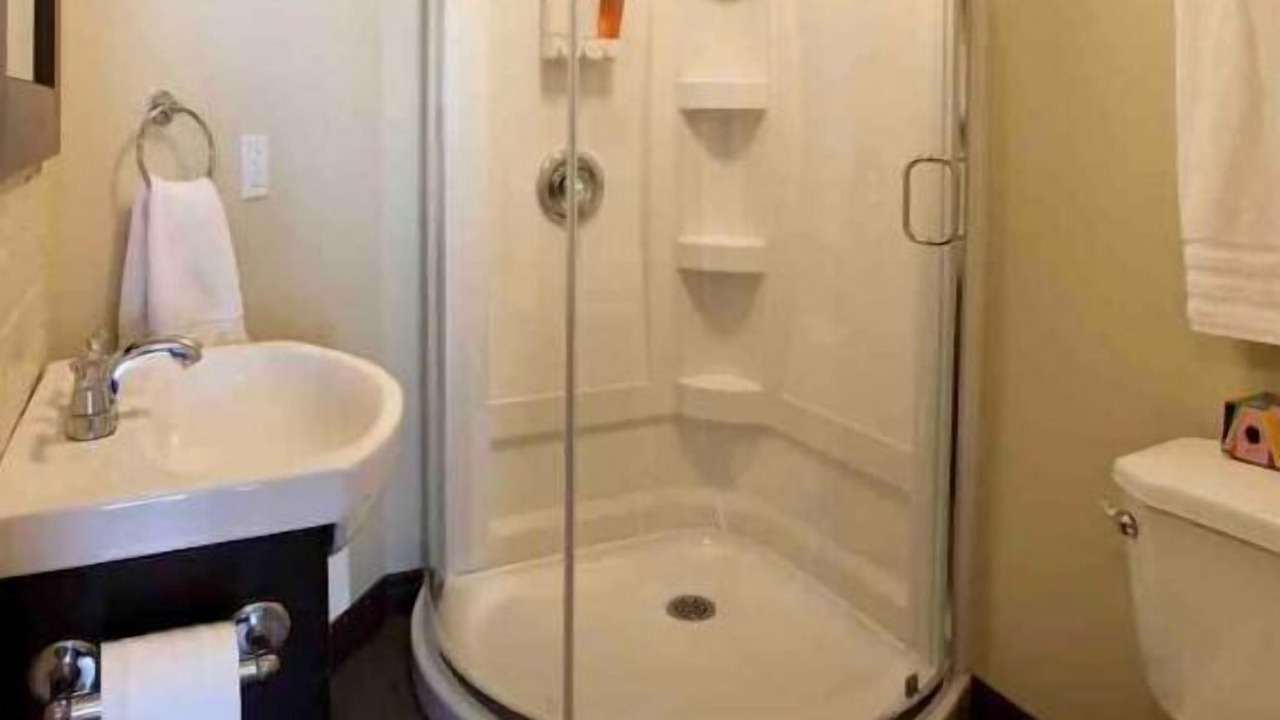 Photo of Bathroom in Haileybury