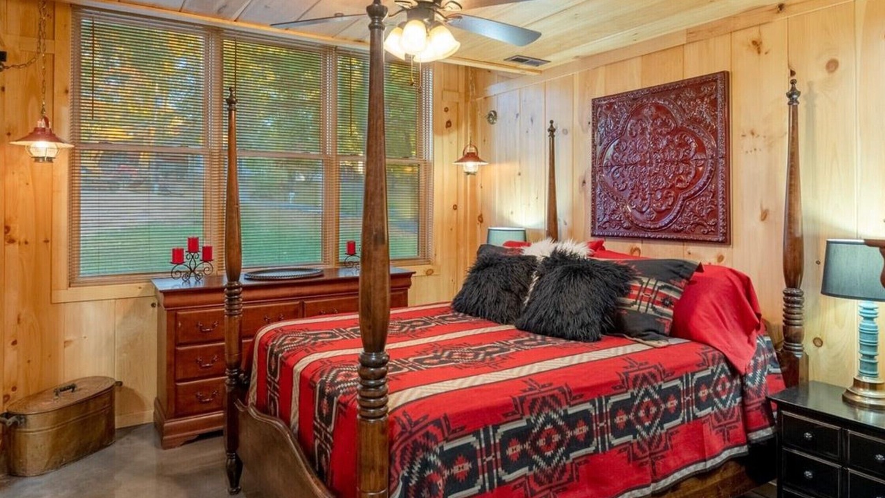 Photo of Bedroom in Springville