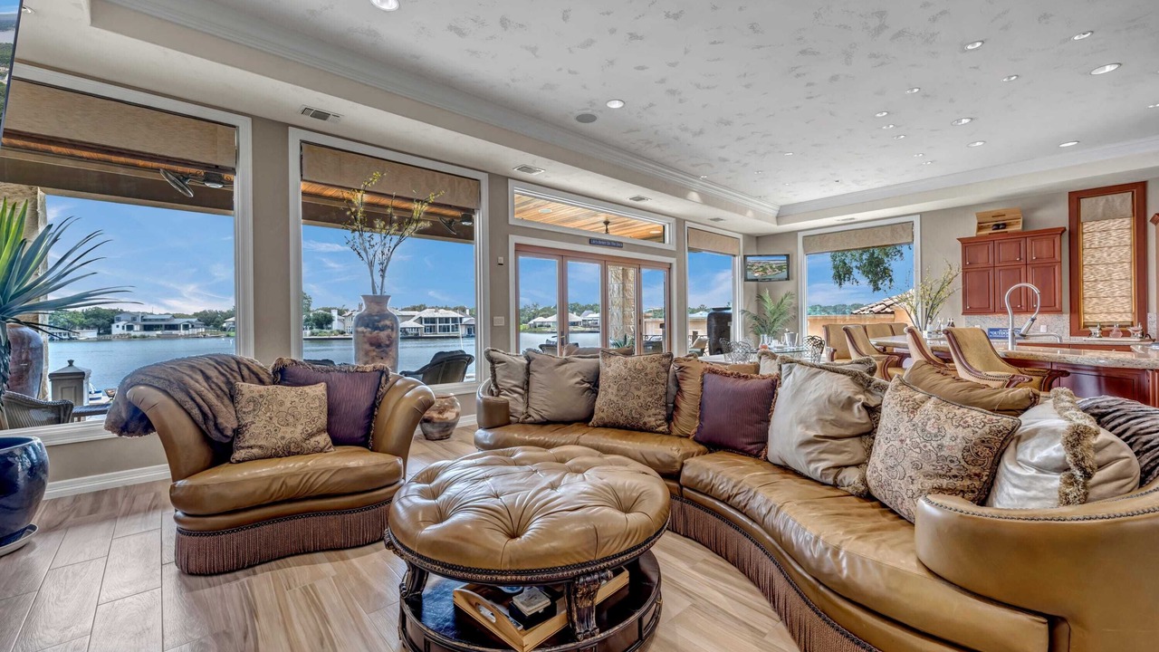Photo of Livingroom in Horseshoe Bay West