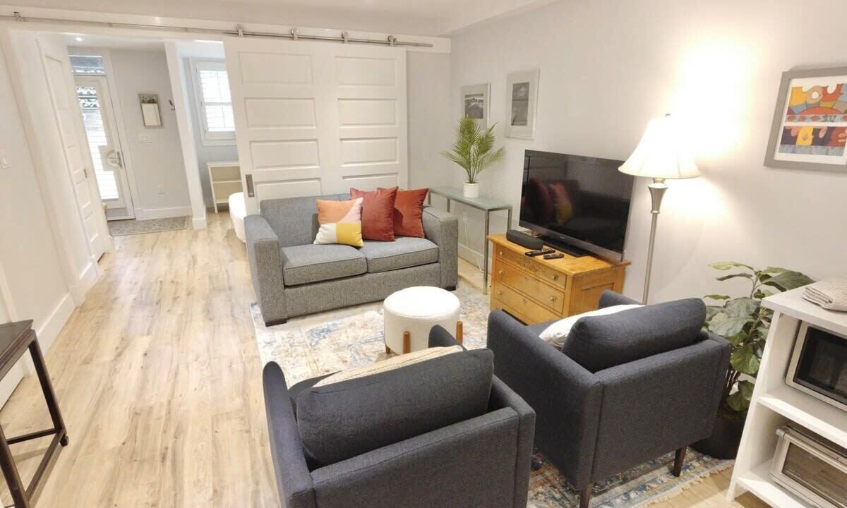 Photo of Livingroom in Near Northeast