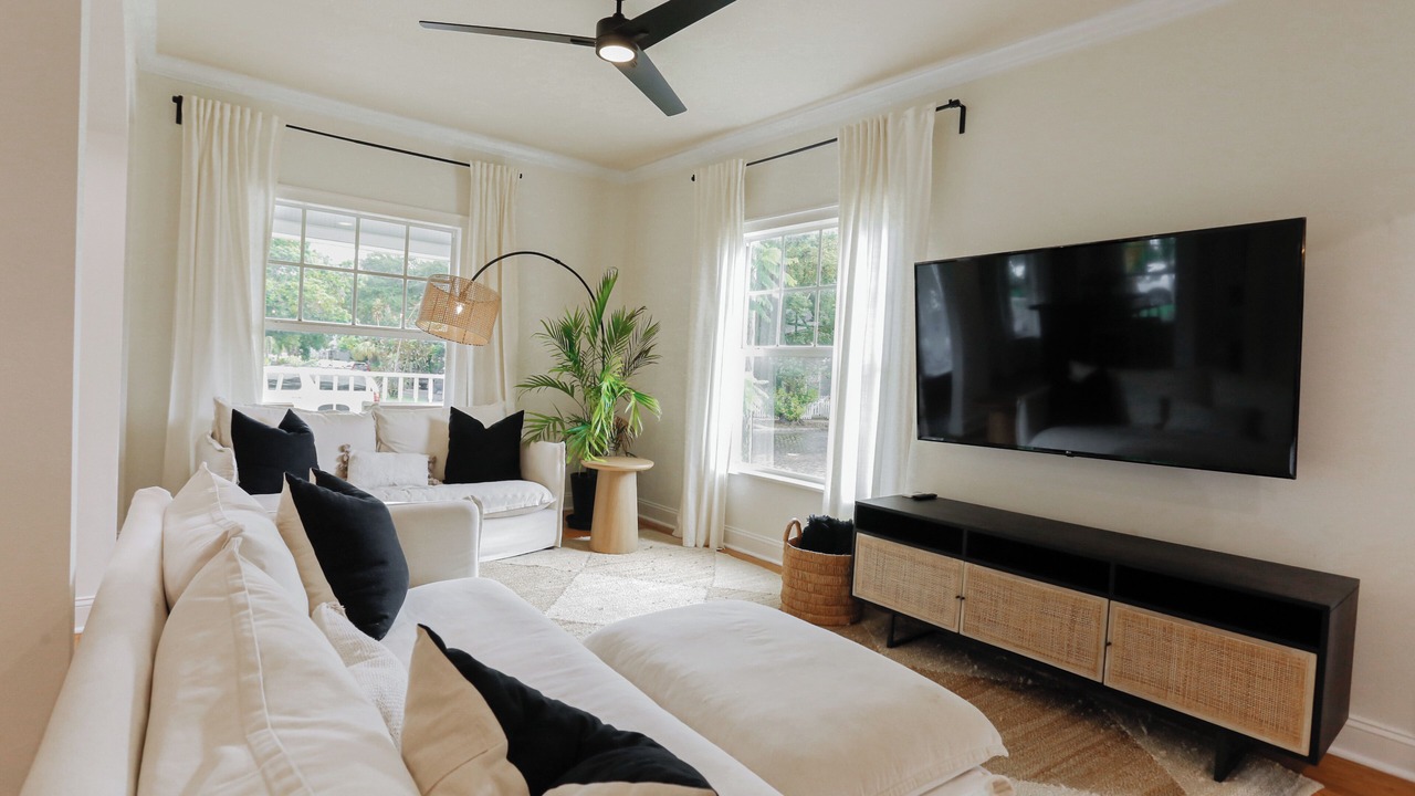 Photo of Livingroom in Historic Uptown