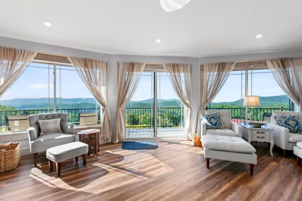 Photo of Livingroom in Saluda