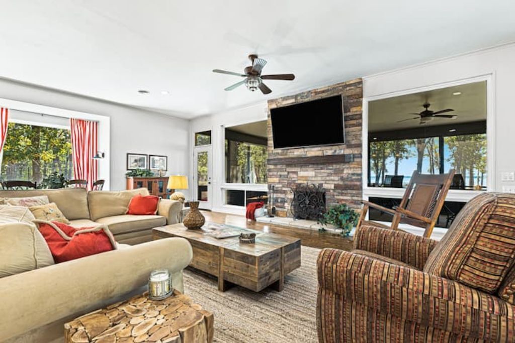 Photo of Livingroom in Quinlan