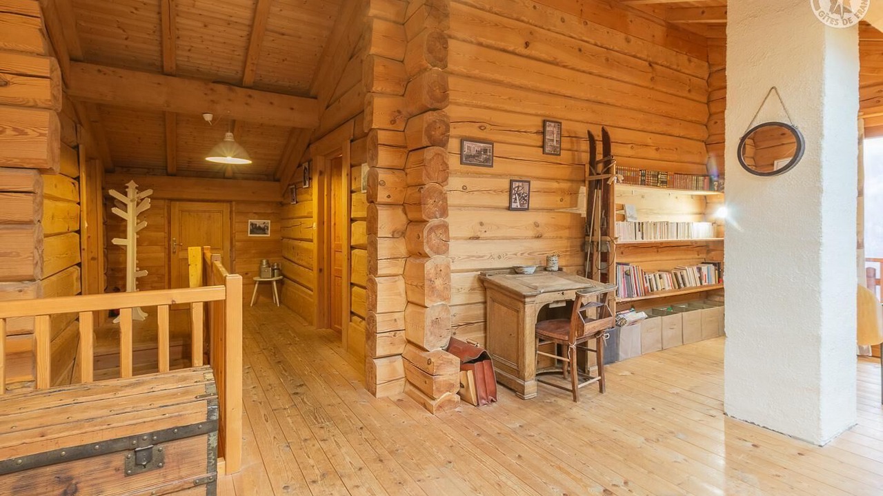 Photo of Others in Queige