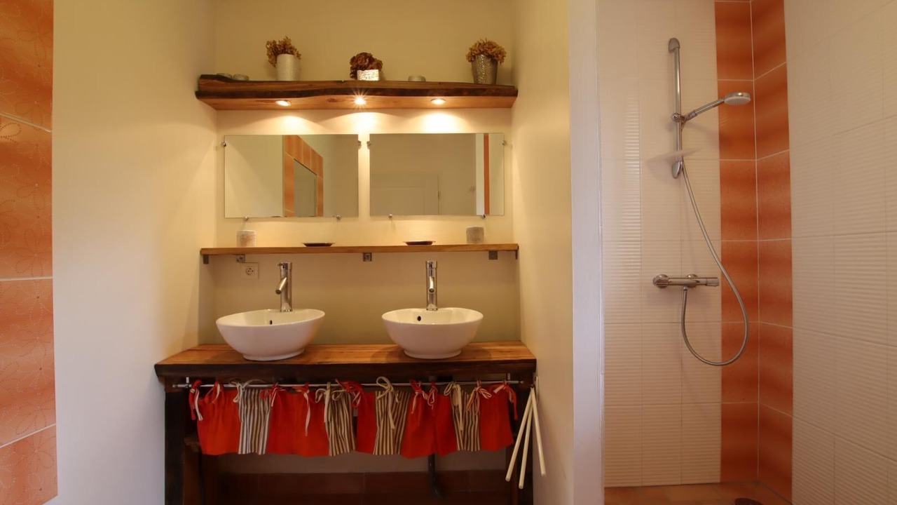 Photo of Bathroom in Lys