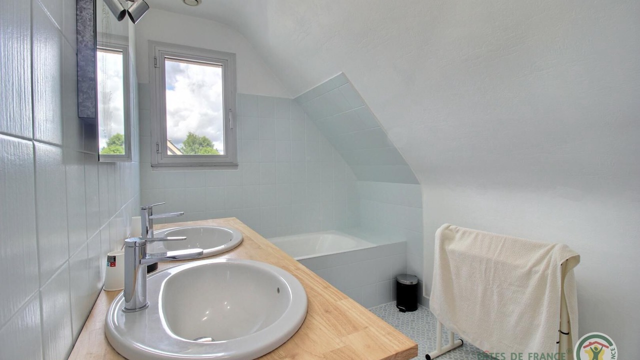 Photo of Bathroom in Plelo