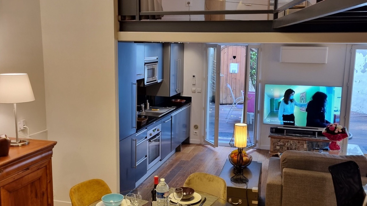 Photo of Others in Comedie