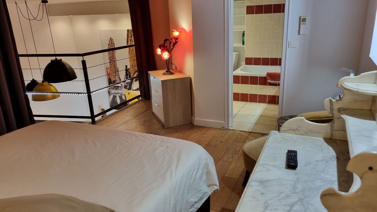 Photo of Bedroom in Comedie