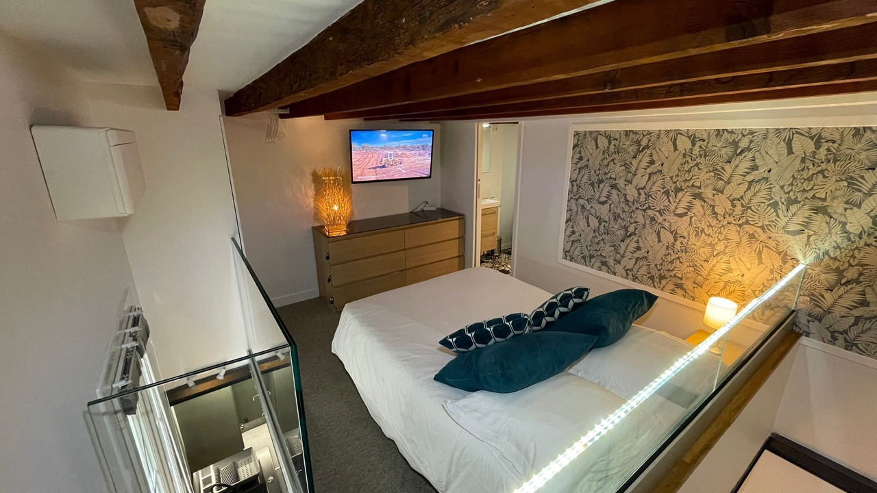 Photo of Bedroom in Comedie