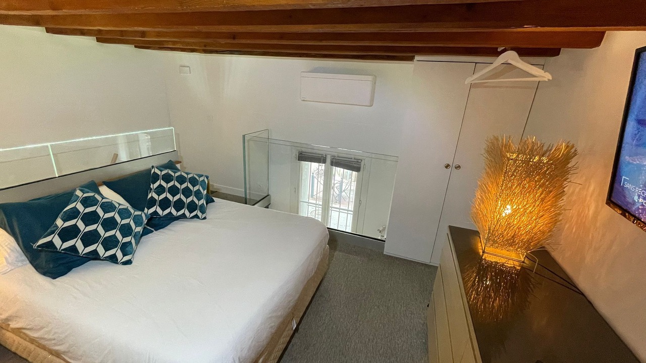 Photo of Bedroom in Comedie