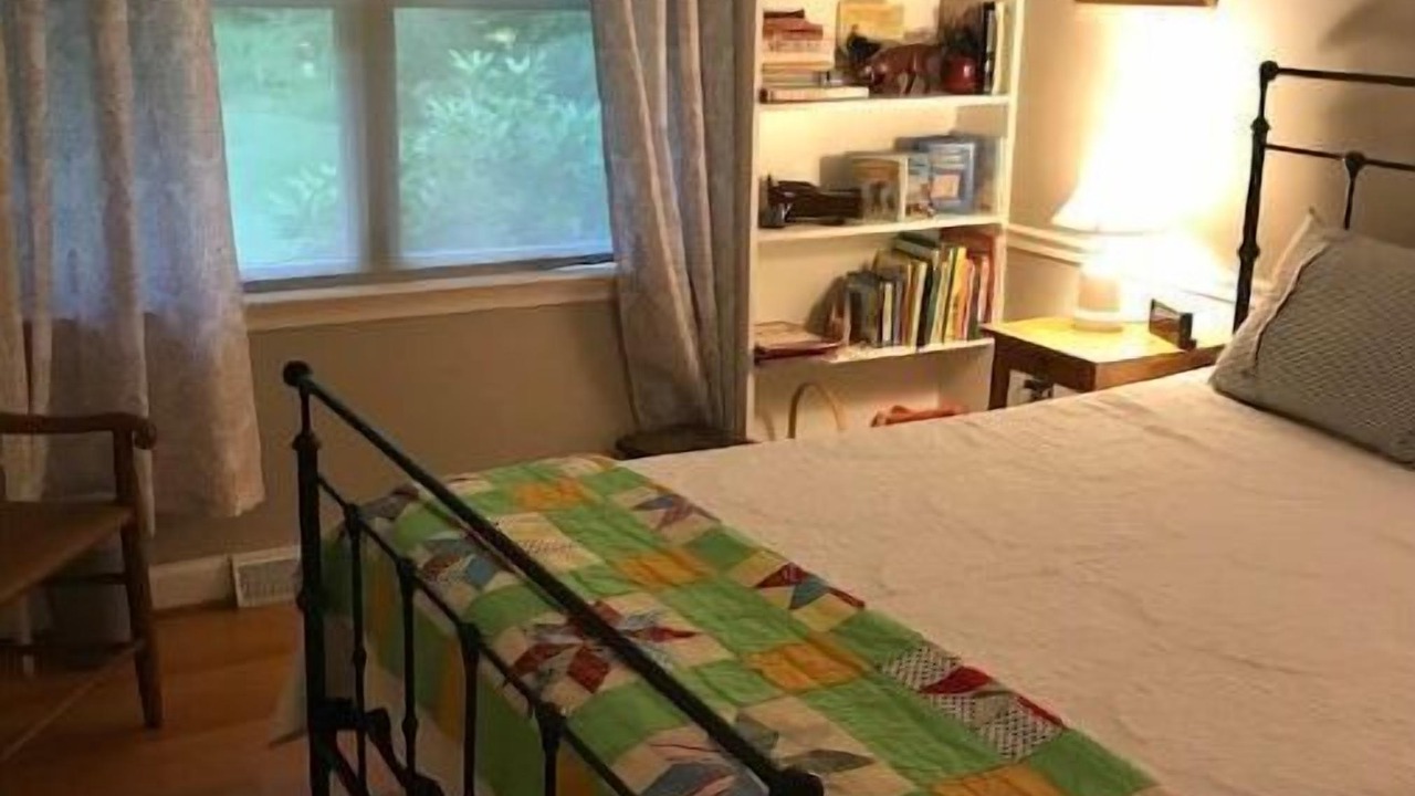 Photo of Bedroom in Hood