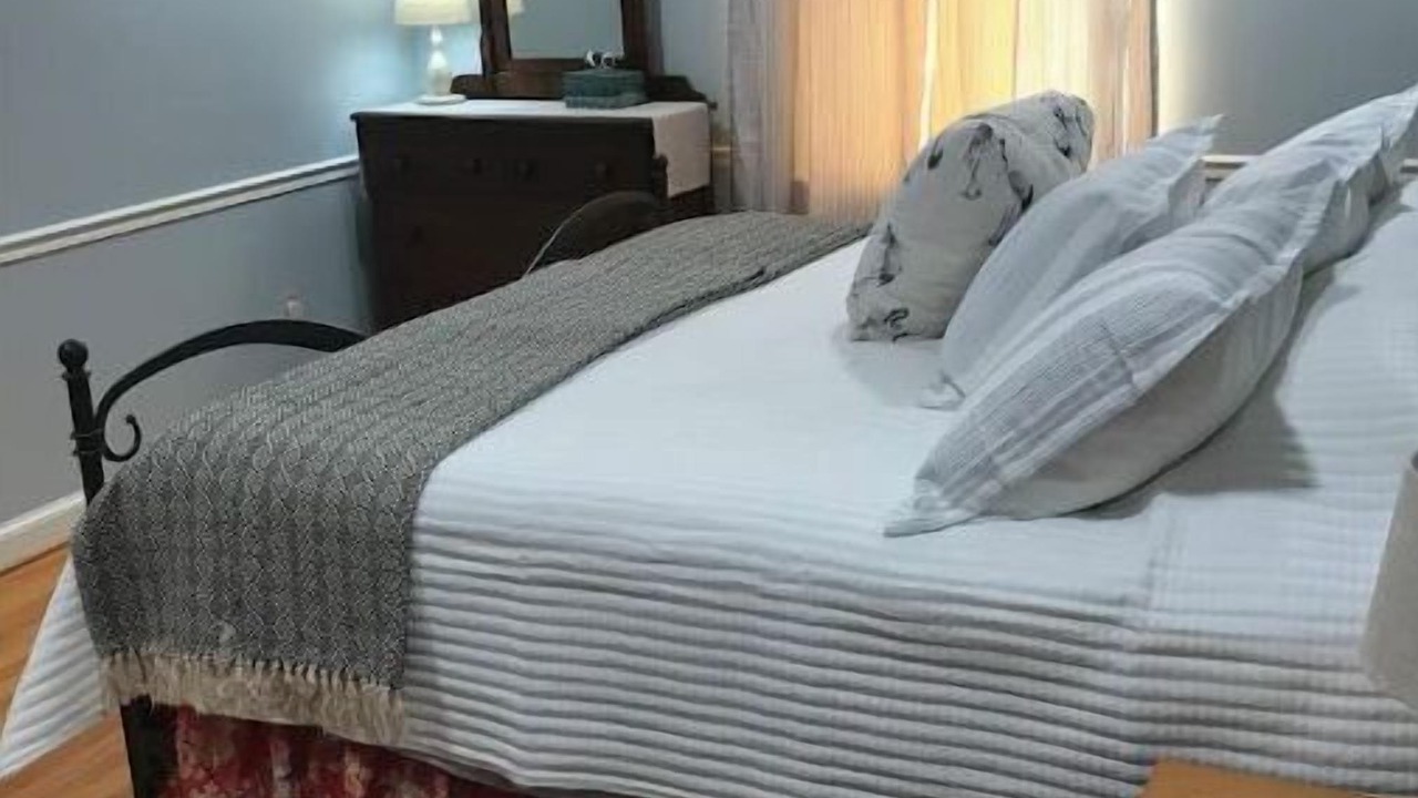 Photo of Bedroom in Hood