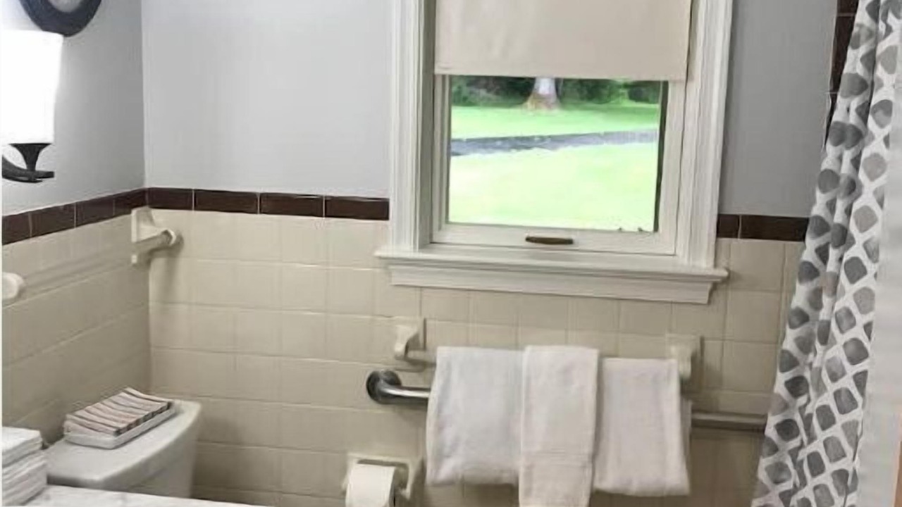 Photo of Bathroom in Hood