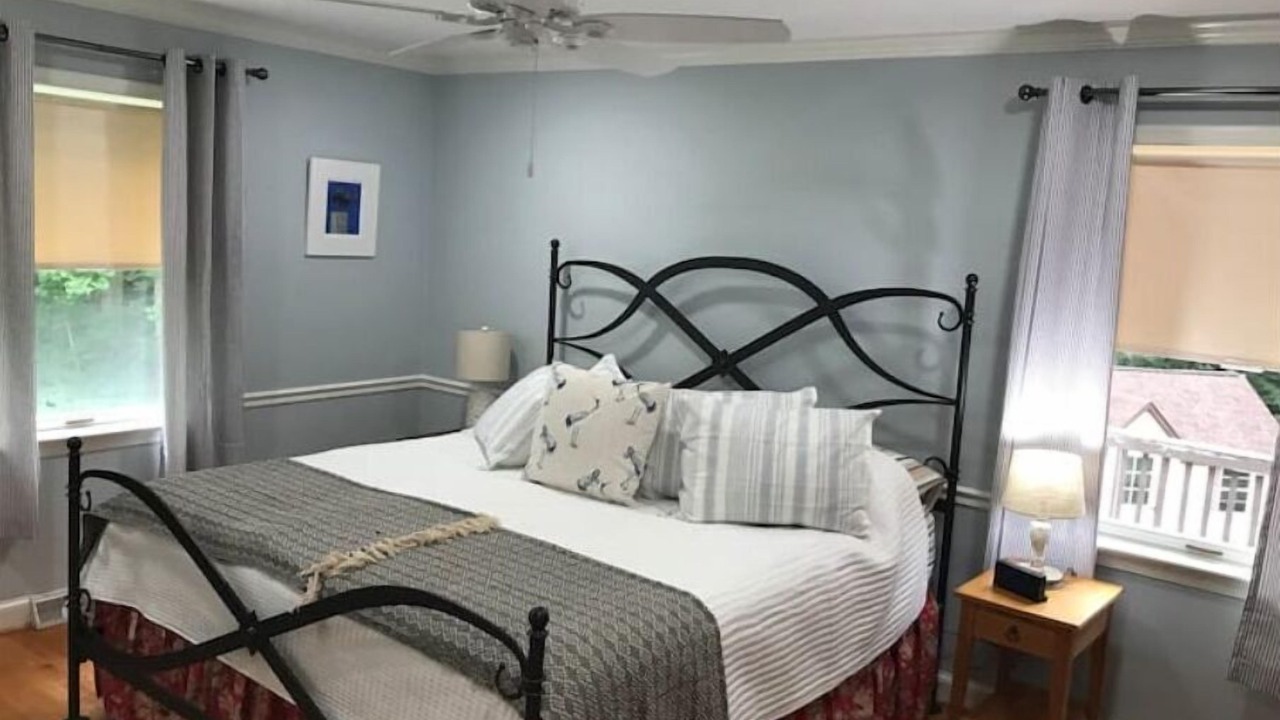Photo of Bedroom in Hood