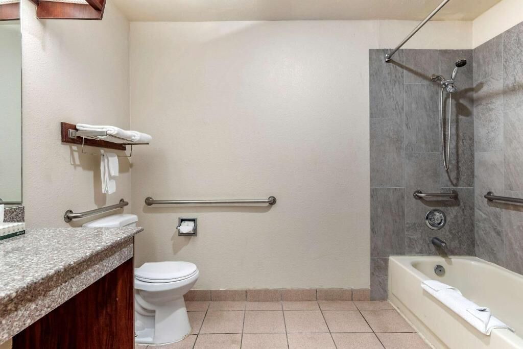Photo of Bathroom in Maywood Park