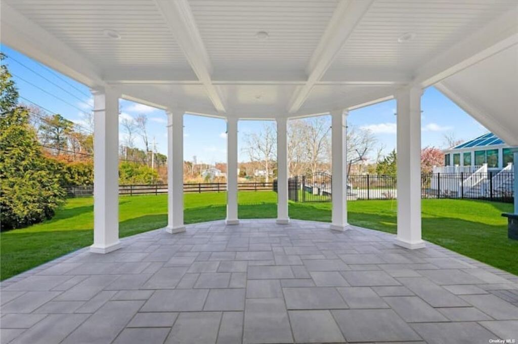 Photo of Patio Balcony in Hampton Bays