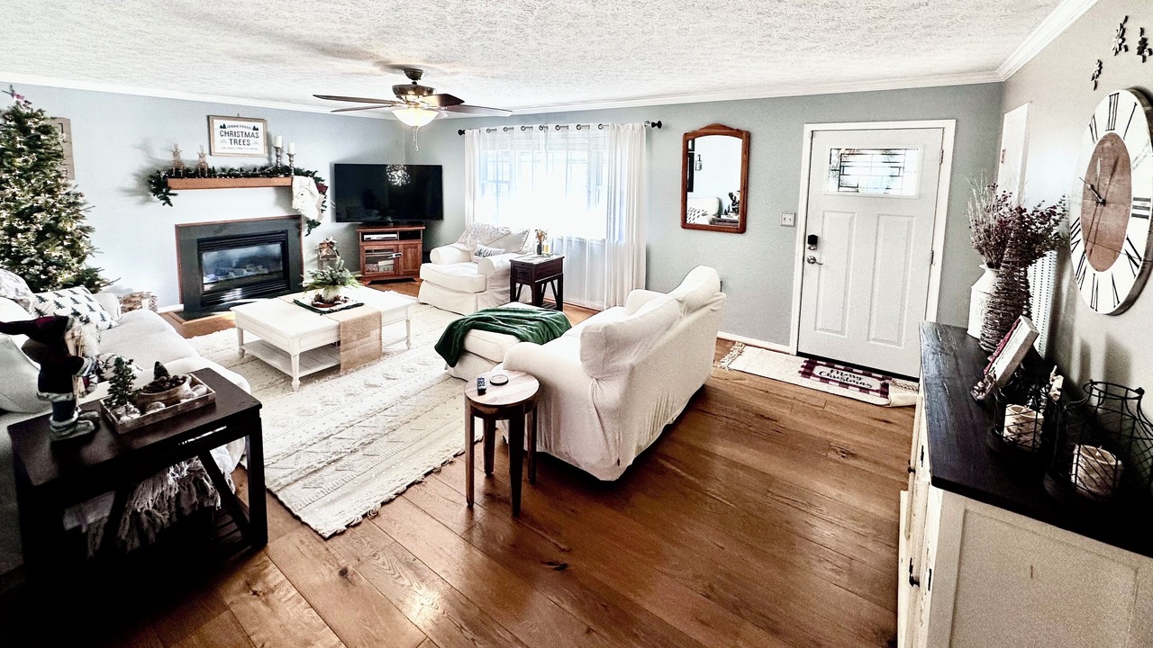 Photo of Livingroom in Amelia Court House