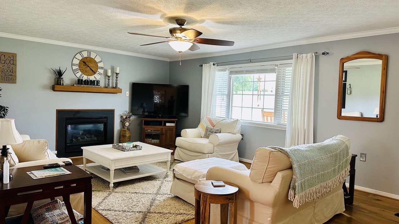 Photo of Livingroom in Amelia Court House