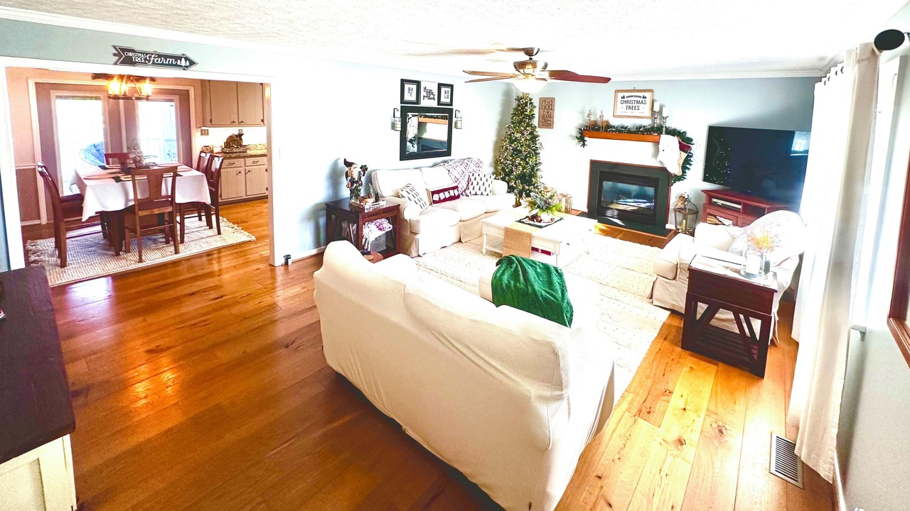 Photo of Livingroom in Amelia Court House