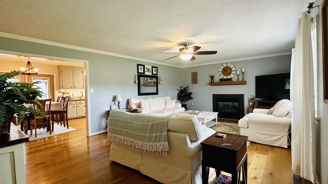 Photo of Livingroom in Amelia Court House