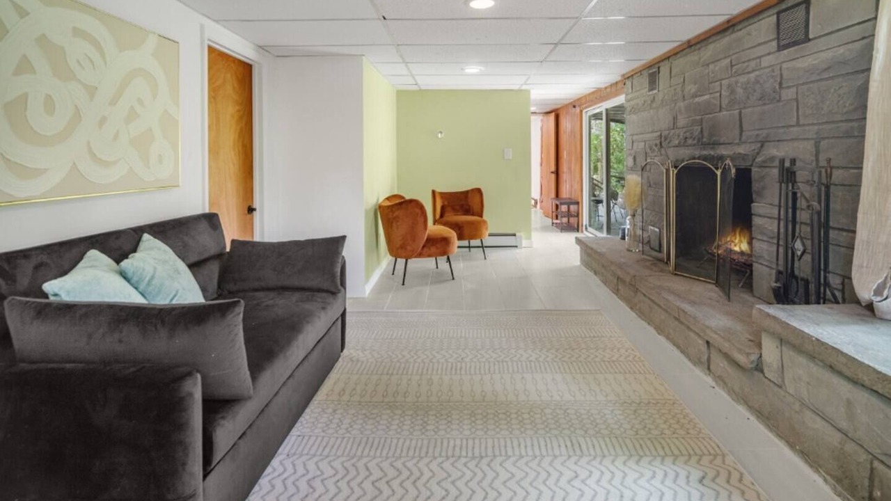 Photo of Livingroom in Lansing