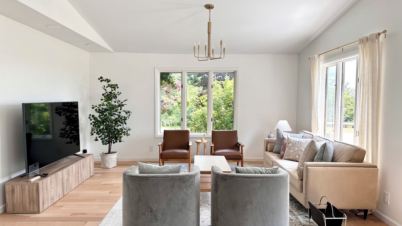 Photo of Livingroom in Collins Center