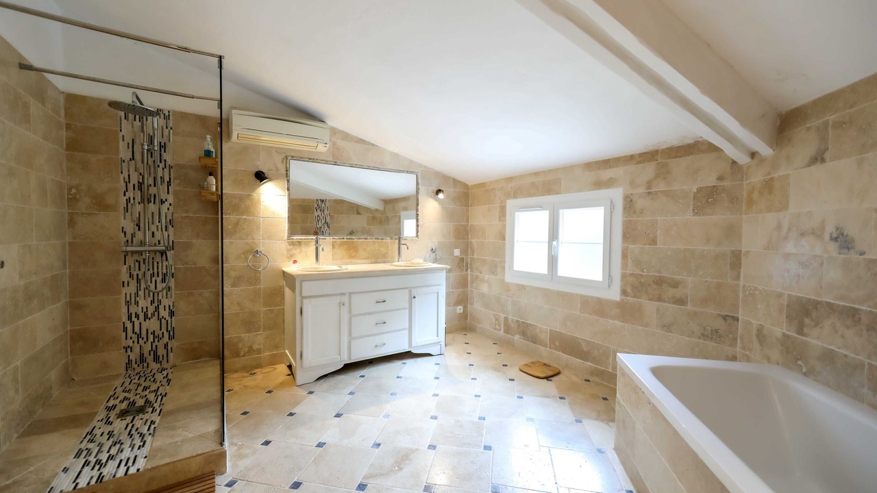 Photo of Bathroom in Uchaux