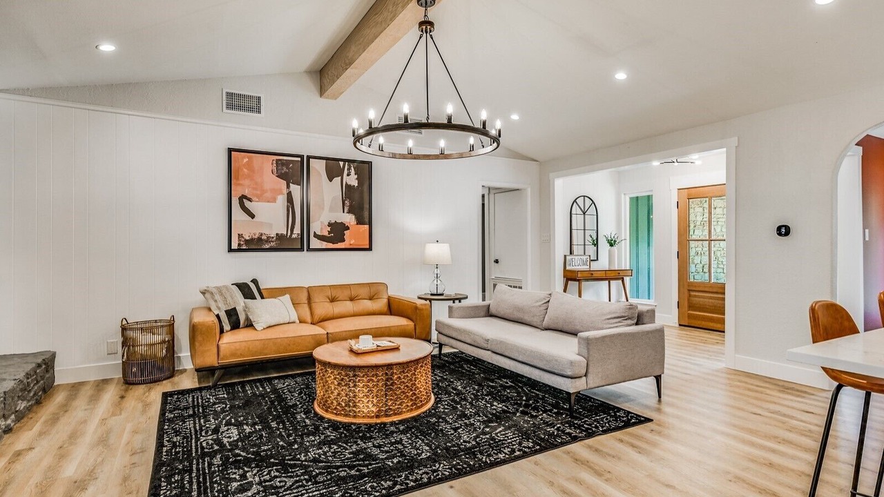 Photo of Livingroom in Forest North Estates