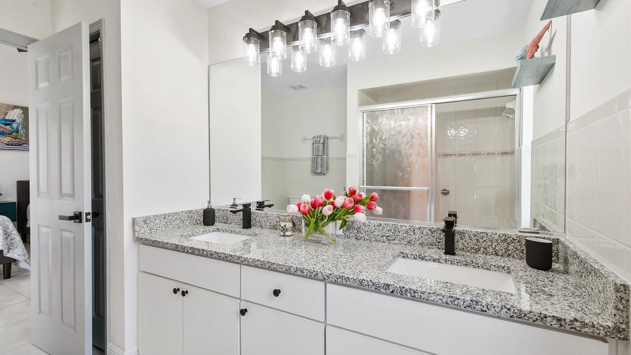 Photo of Bathroom in Pinecrest West Park