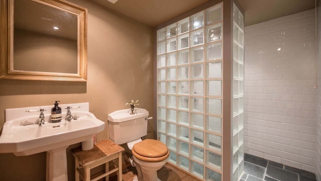 Photo of Bathroom in Eye