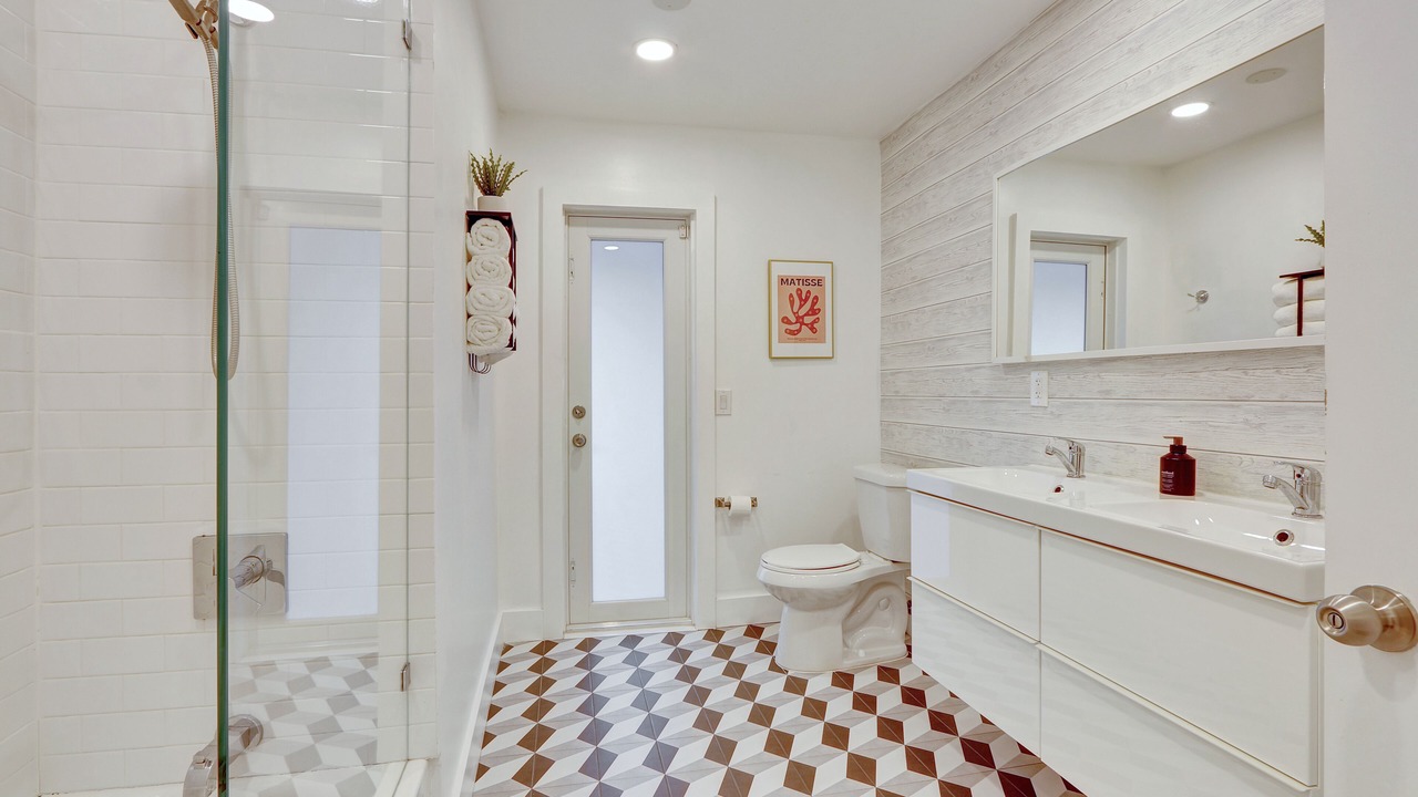 Photo of Bathroom in Golden Glades