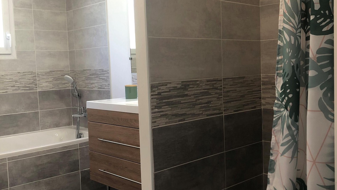 Photo of Bathroom in Saint-Laurent-de-Carnols