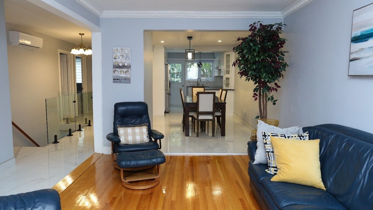 Photo of Livingroom in Laval-des-Rapides