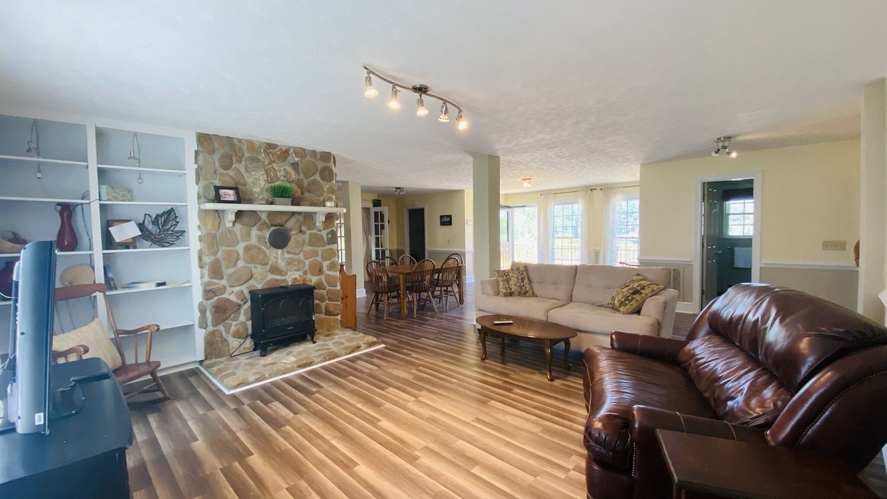 Photo of Livingroom in Dundas