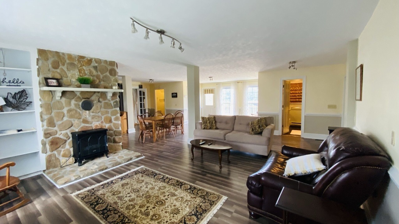 Photo of Livingroom in Dundas