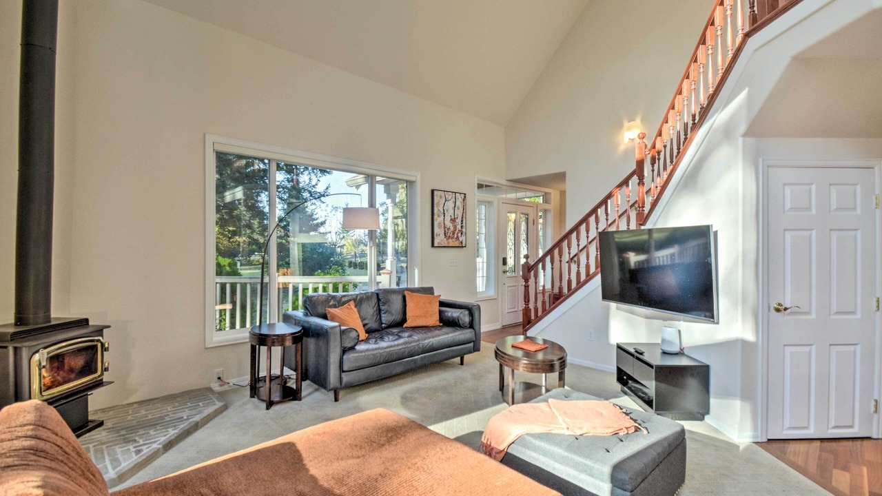 Photo of Livingroom in Hansville