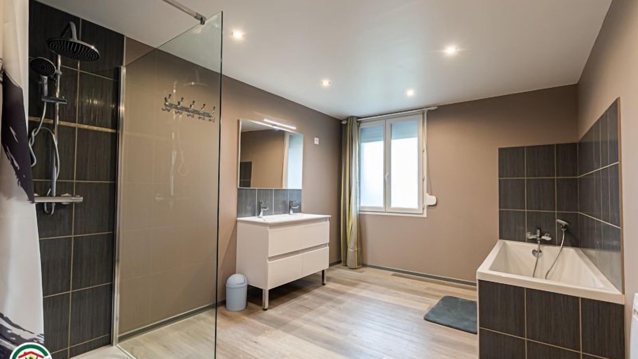 Photo of Bathroom in Sainte-Menehould