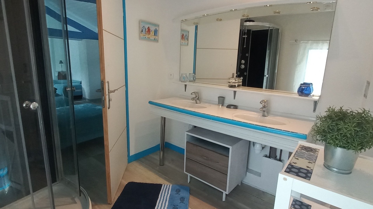 Photo of Bathroom in Genouille