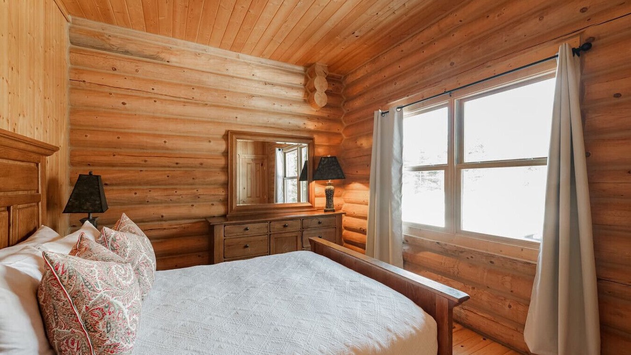 Photo of Bedroom in Fiddler Lake Resort