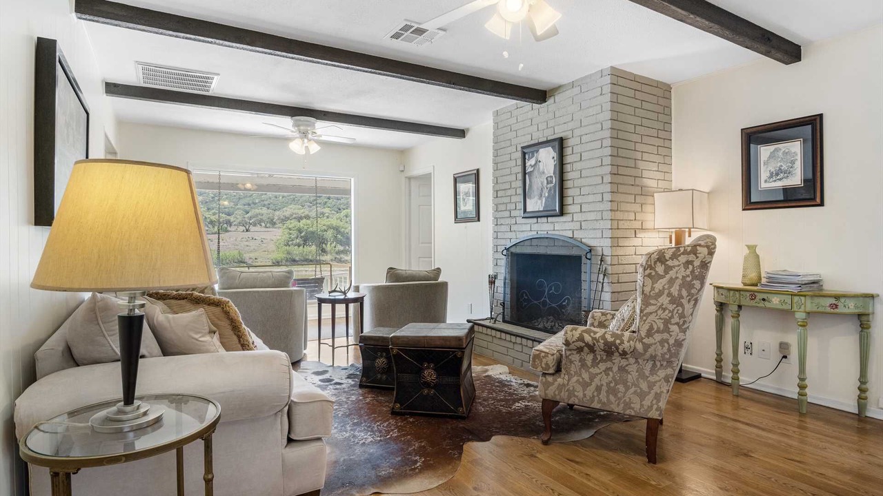 Photo of Livingroom in Bandera