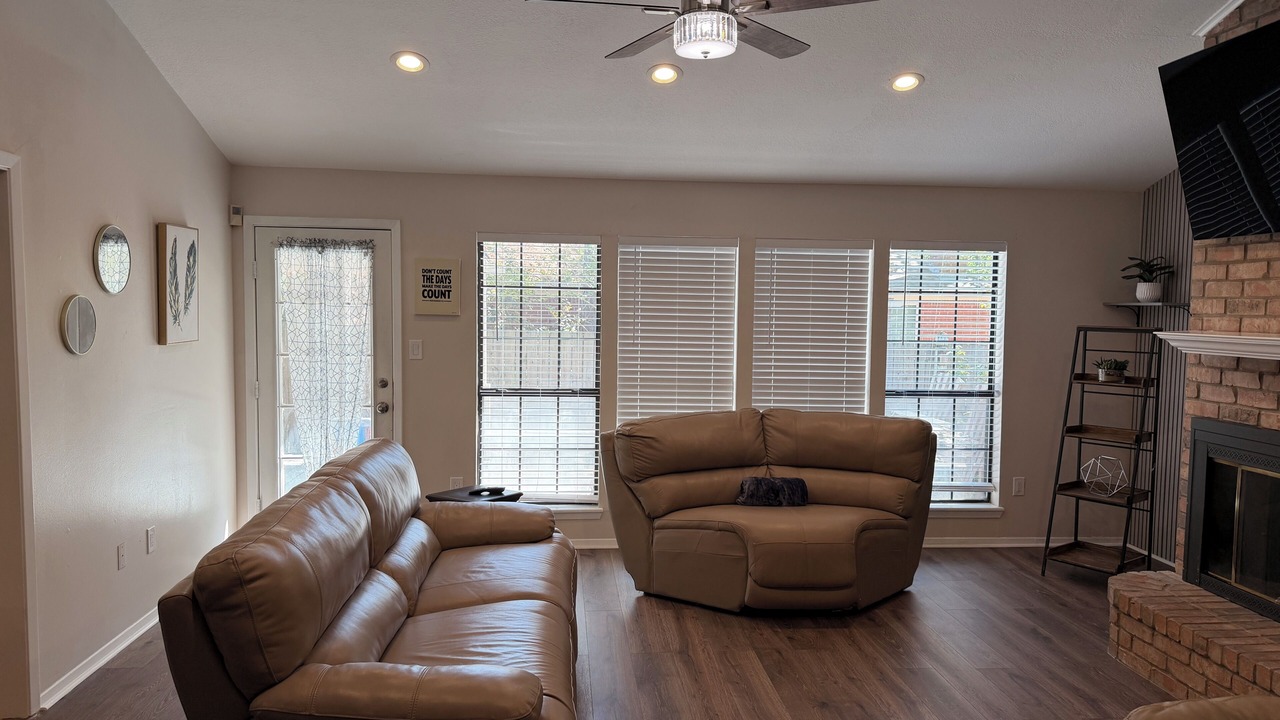 Photo of Livingroom in Crown Colony