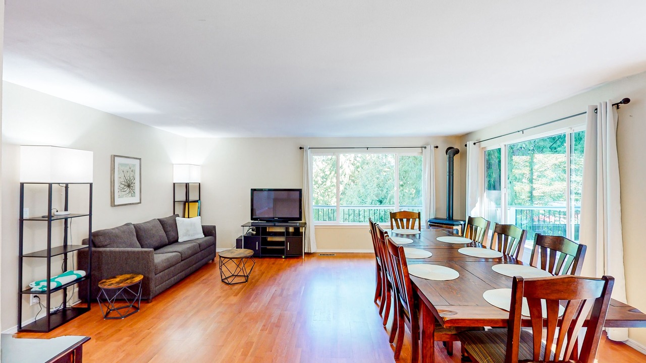 Photo of Livingroom in Maple Heights-Lake Desire