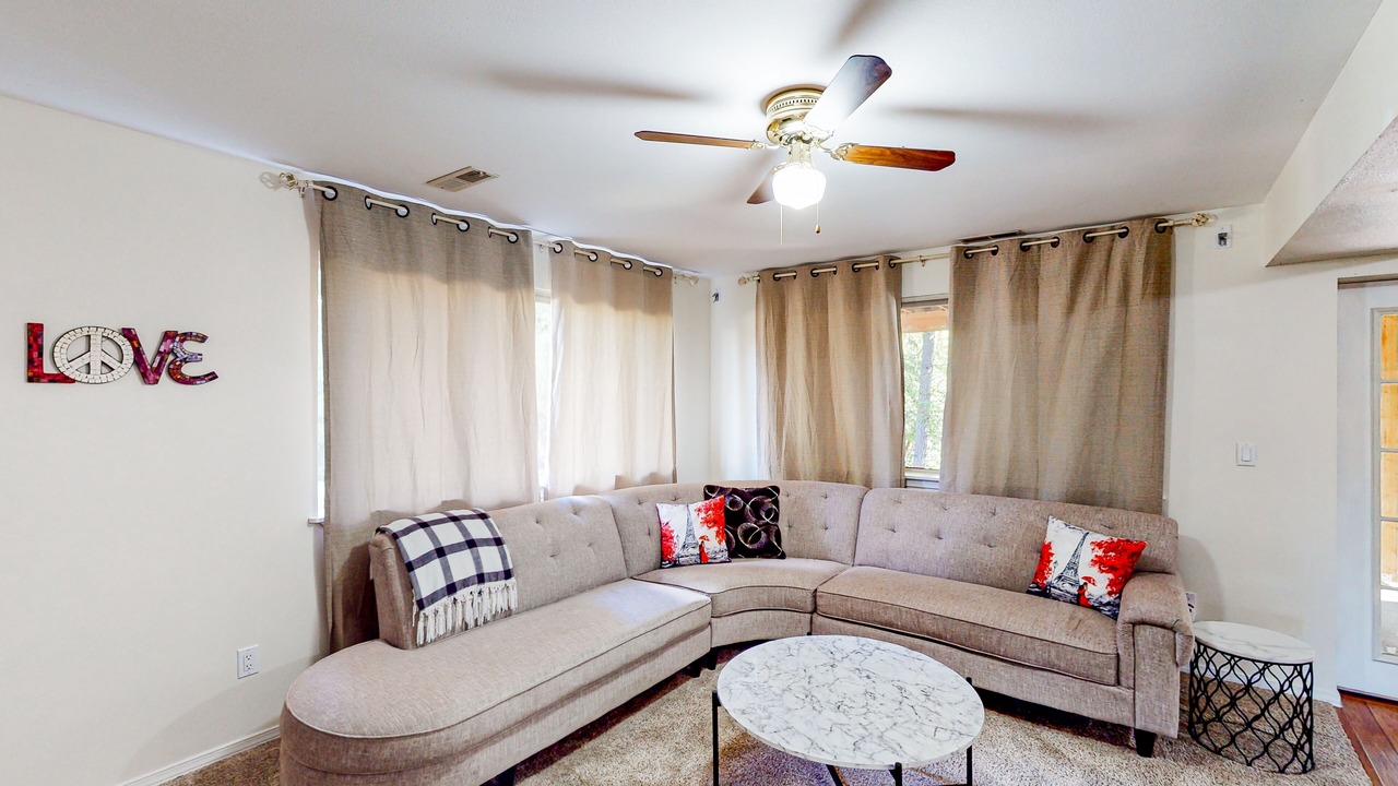 Photo of Livingroom in Maple Heights-Lake Desire