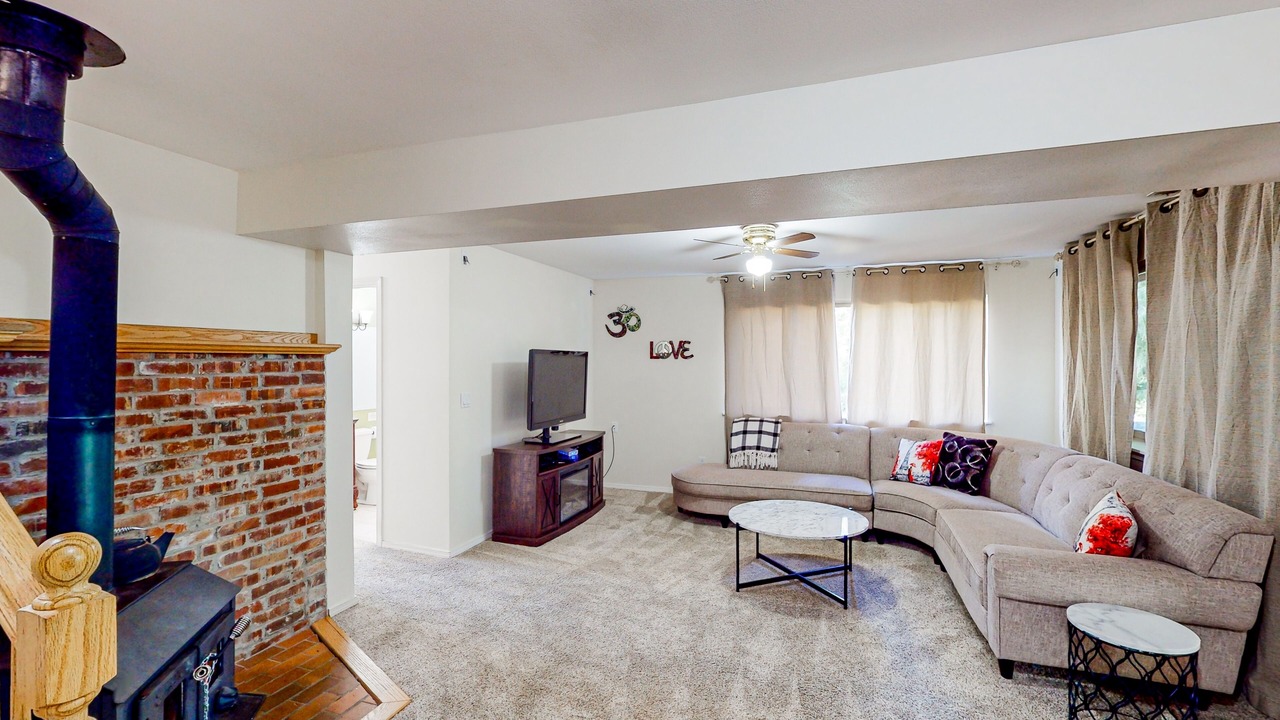 Photo of Livingroom in Maple Heights-Lake Desire