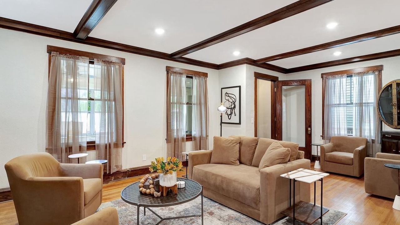 Photo of Livingroom in Champaign