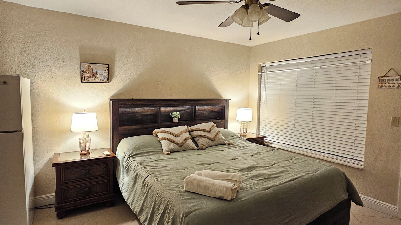 Photo of Bedroom in Central Oakland Park