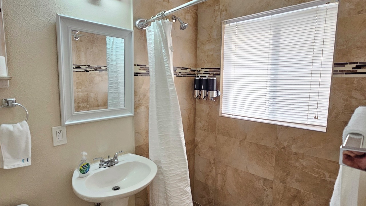 Photo of Bathroom in Central Oakland Park