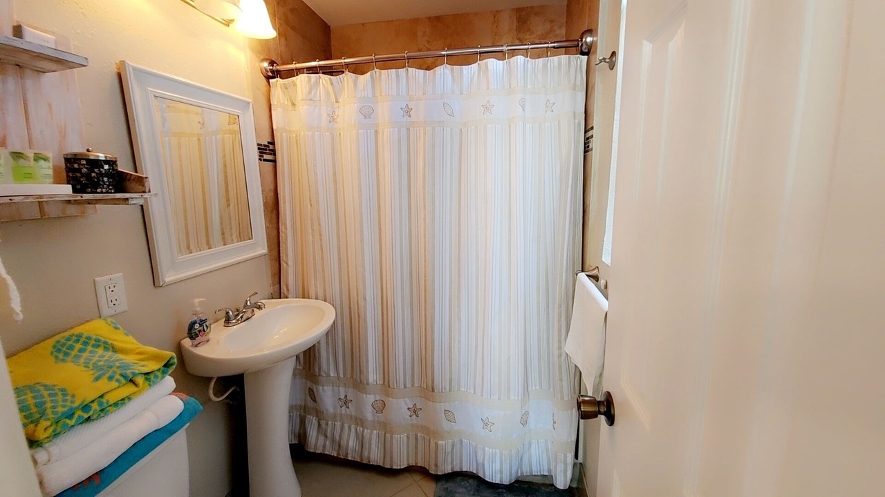 Photo of Bathroom in Central Oakland Park
